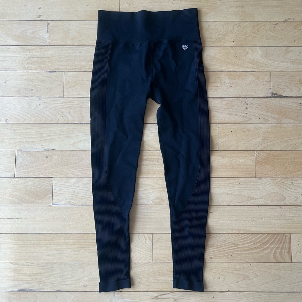 NWOT Forever 21 Black Ribbed Athletic Leggings